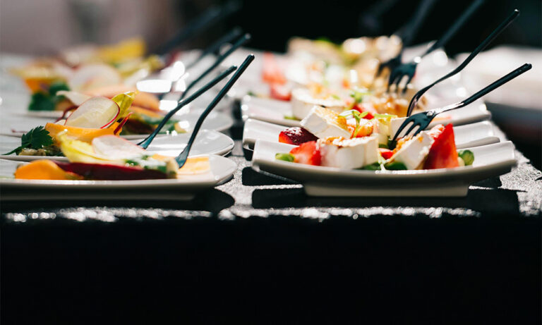 Frisch zubereitetes Fingerfood von Flavor Tales für ein Event